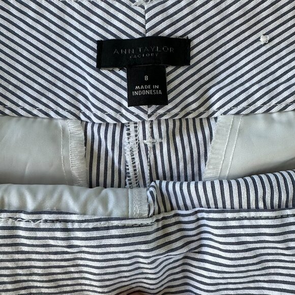 Ann Taylor Factory | Women's Mid Rise Pinstripe Bermuda Short Size 8 - Picture 3 of 3